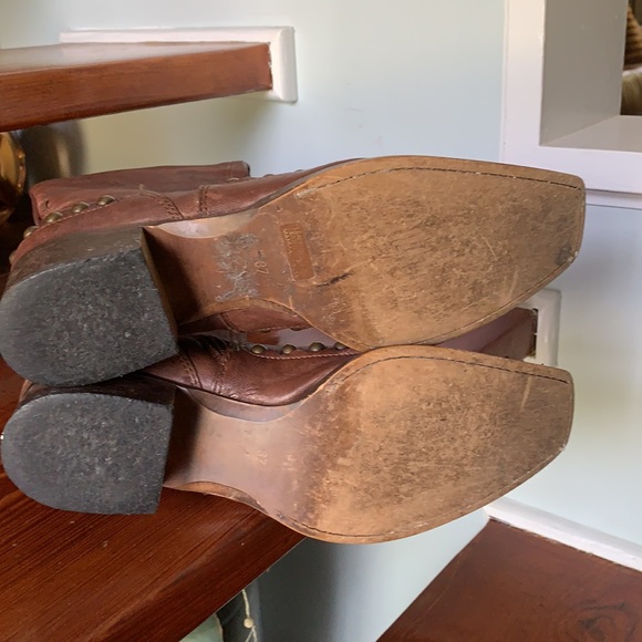 Beautiful leather boots with brass studs - Picture 6 of 9